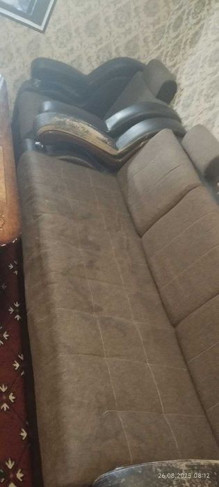 Продается б/у мебель. Уголок и стол