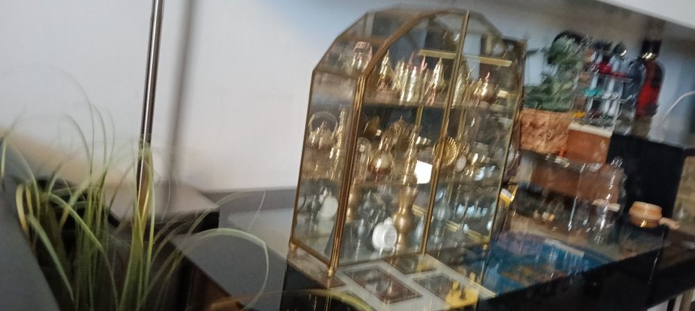Vitrina cu miniaturi metalice minunata