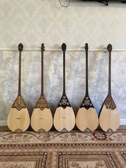 9  шанақтық кәсіби домбыралар жаңғақ, бұйра қайын ағашынан. Шпоны