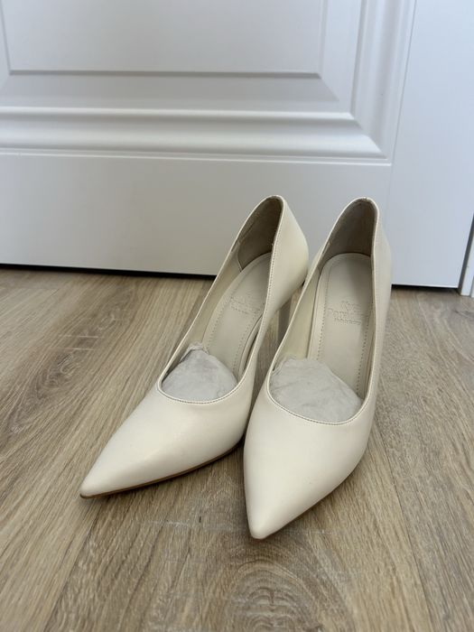 Белые классические туфли