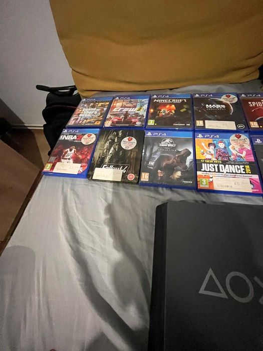 Vand PS4 cu 20 de jocuri incluse si 2 Controllere
