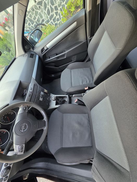 Opel Astra  черна