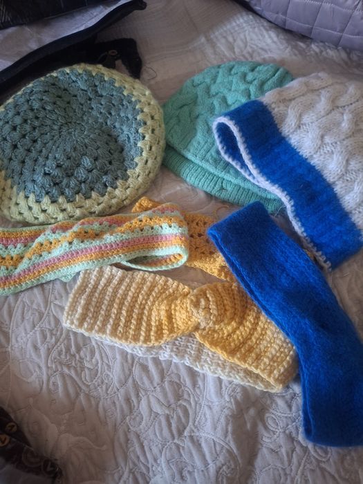 Отдам вещи куртки шапочки