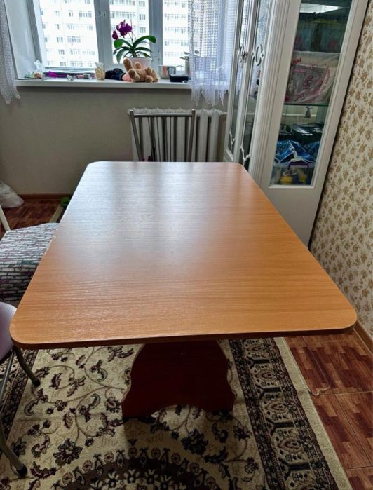 Продаю стол кухонный
