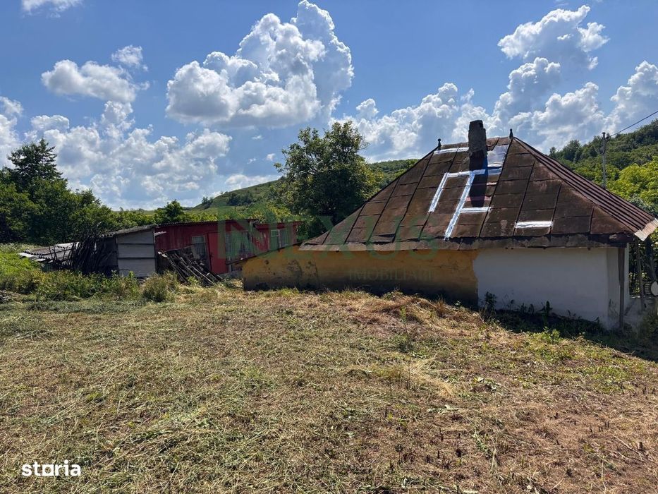 Casă bătrânească cu teren de 3.200 mp în Hertioana de Jos, jud.Bacău