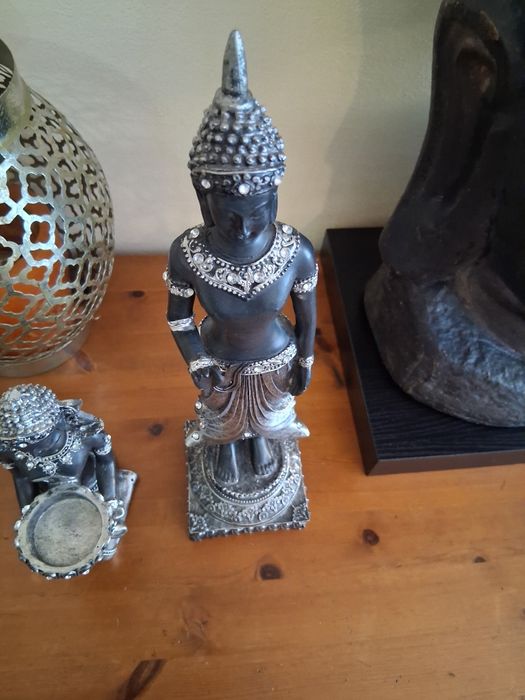 Продавам 2 статуи заедно на Буда, черна и сребърна, "Богиня Деви Тара"
