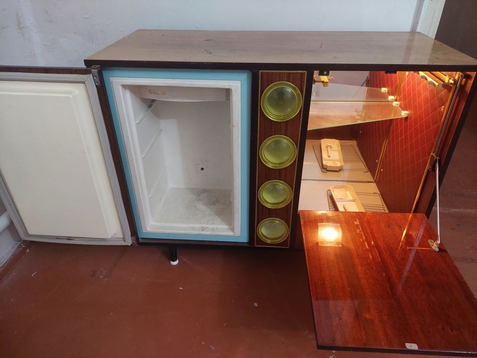 Продам Бар с холодильником для напитков