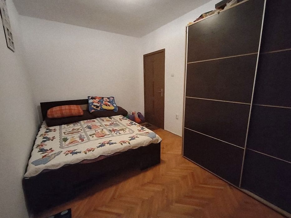 Proprietar vând apartament 3 camere decomandat | Piața Doina | Etaj 3 | Bloc cărămidă | Centrală proprie | 115.000 €