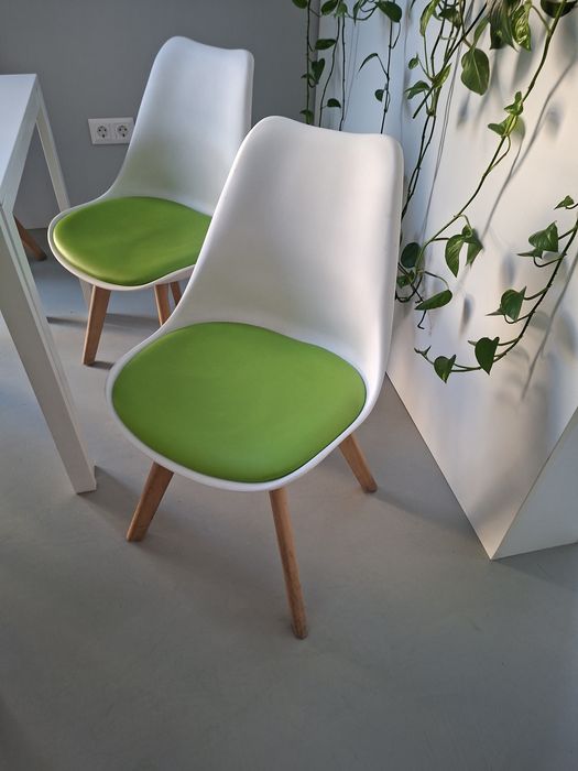 Vand masa patrata cu scaune