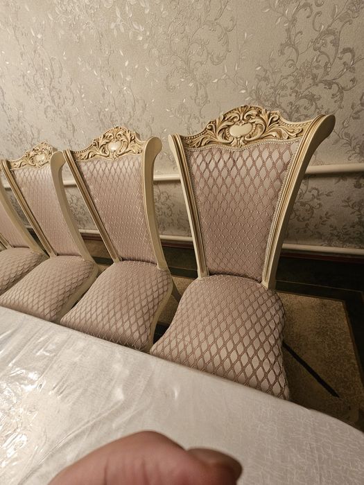 Продаются стол и стулья .