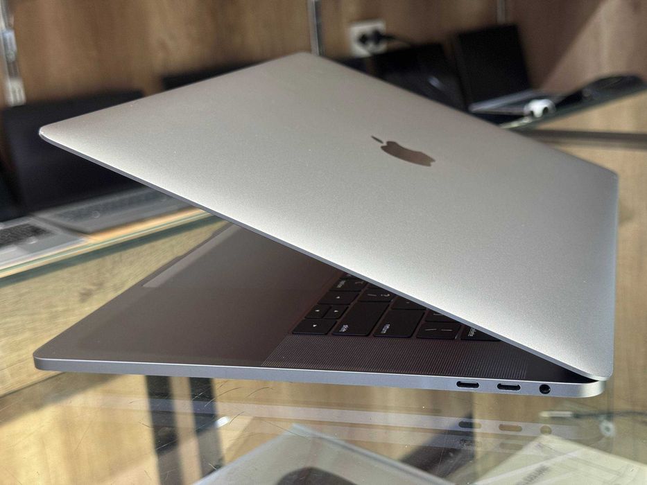 Macbook PRO 15 2019г Core i7 Radeon Pro 555X 4Gb ram 16 ssd 512