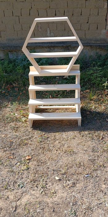 Стелажи за мед и сувенири