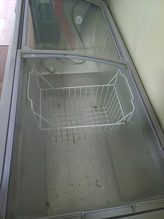 Продаю морозильную витрину