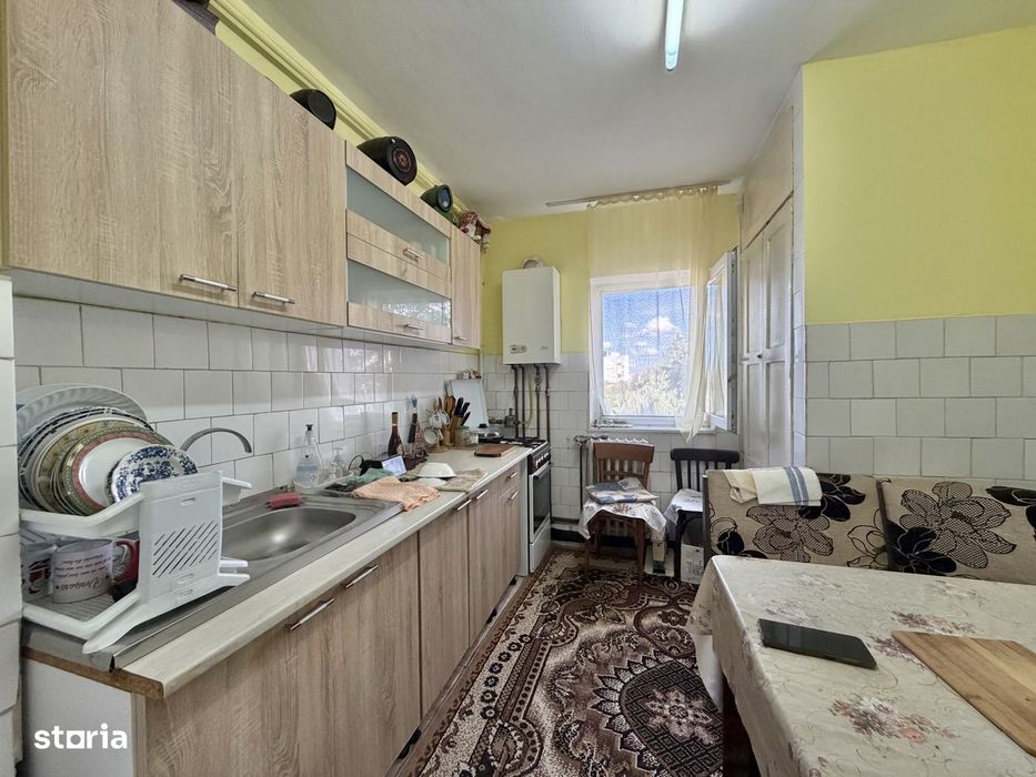 Apartament 2 camere, semidecomandat, etaj 3, zona Dambovita