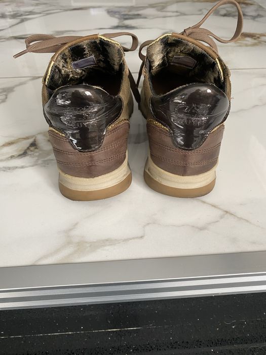 Продава обувки