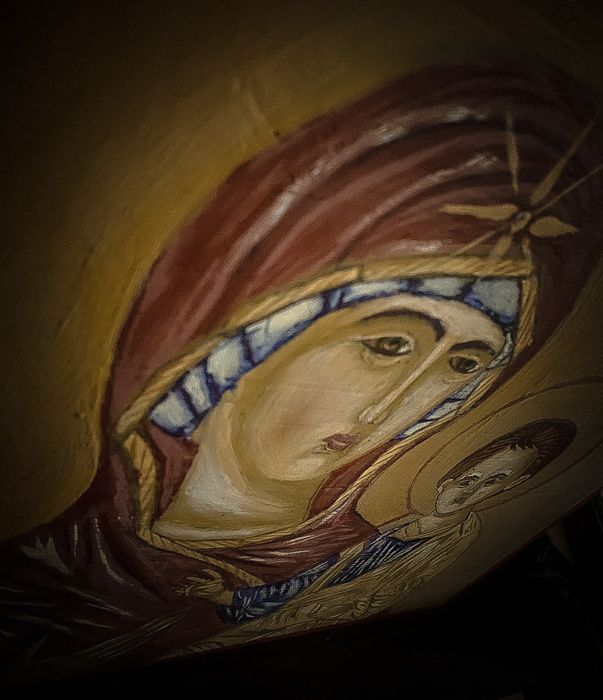 Icoana Maicii Domnului pictată manual pe lemn cu pigmenții  naturali