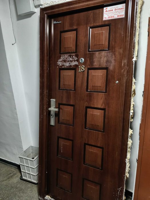 Vand ușă intrare apartament