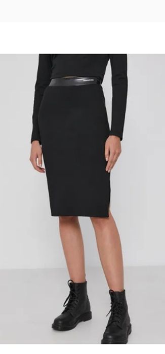 Vând fusta midi neagra din colecția Calvin Klein