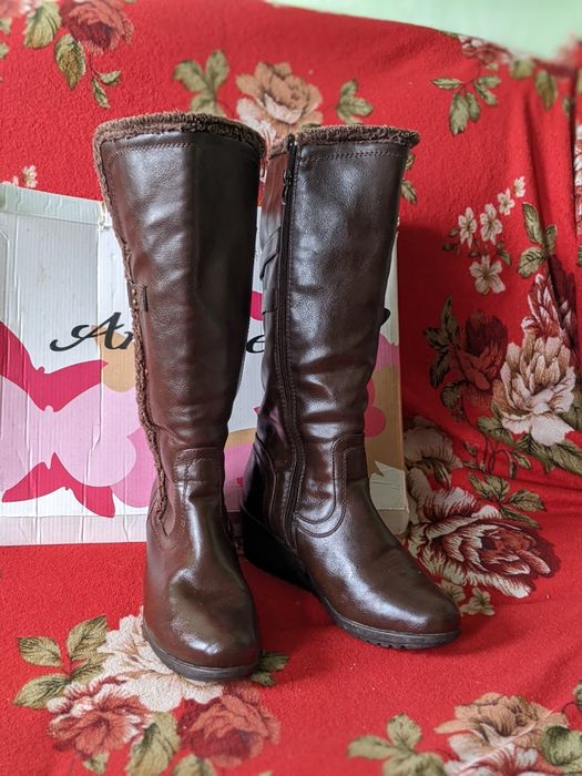 Продаются женские сапоги. 40 размер. Коричневый.