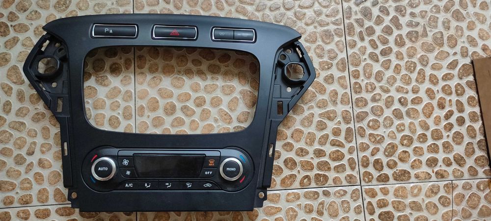 Блок управления климат-контроля на Ford Mondeo