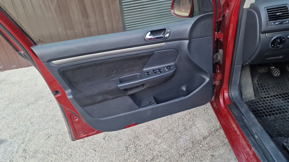 Retapitare fete de usi , plafon , stalpi