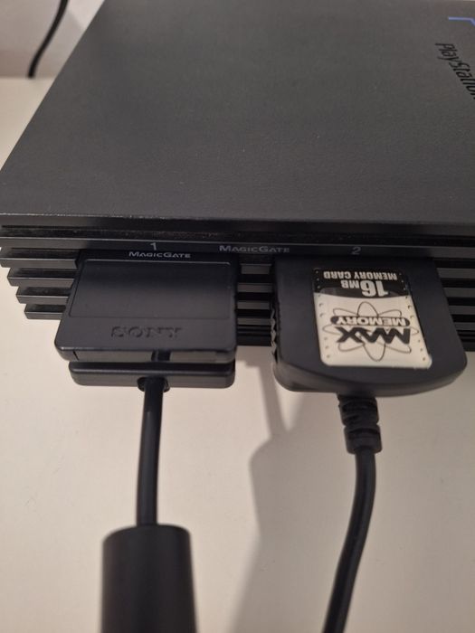 Consola Playstation 2, accesoriile din poza.