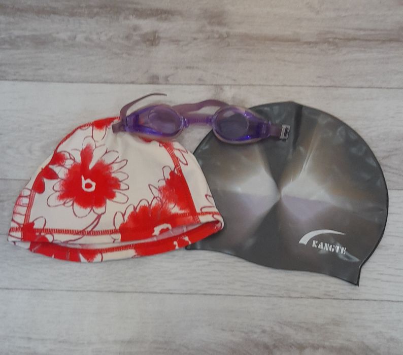 Предметы для плавания и очки.