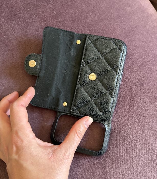 Husa  IPhone  Chanel de piele  cu lantisor se poate purta ca si geanta