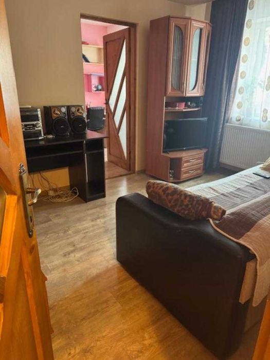 vand apartament trei camere