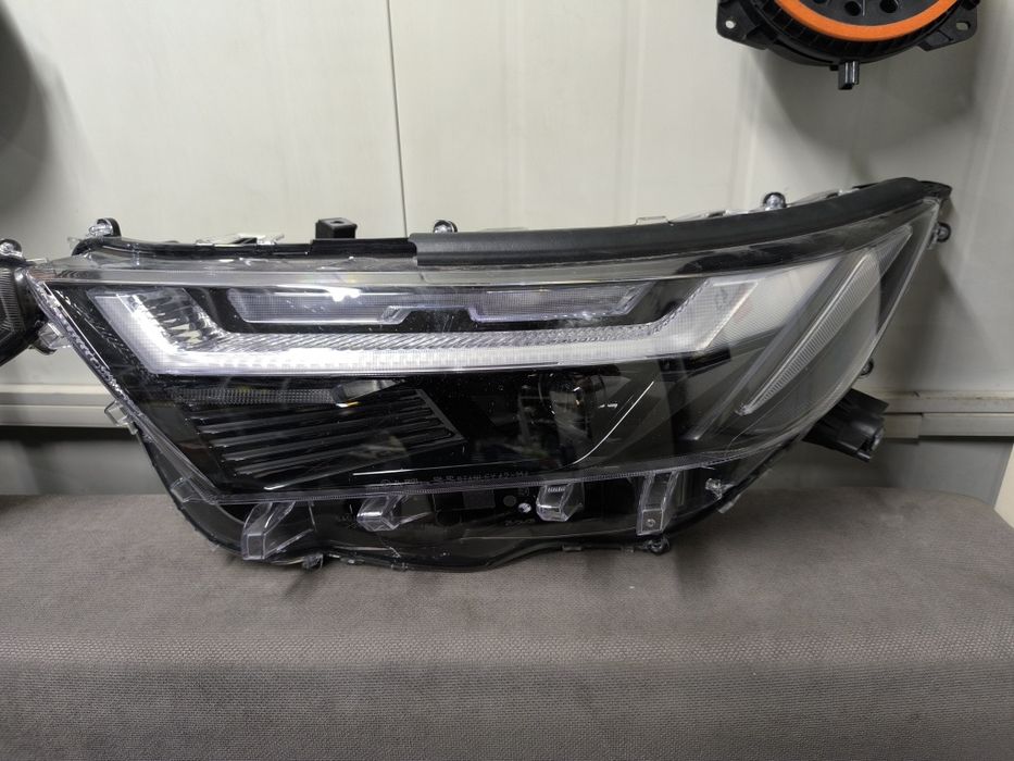 Фары левый правый раф4  оригинал RAV4 фар