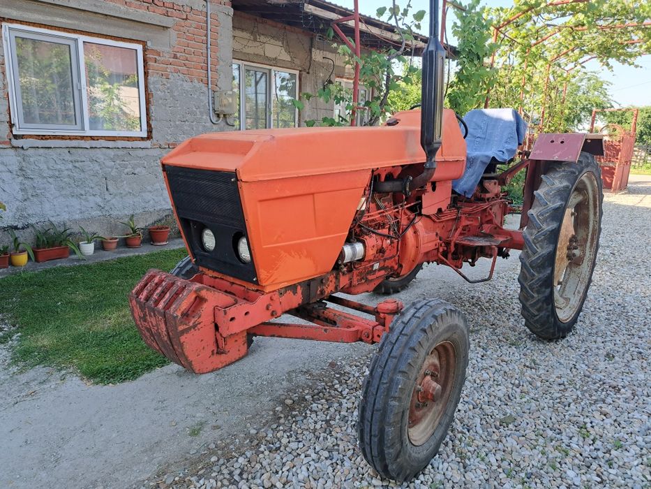 Vând tractor Renault 551