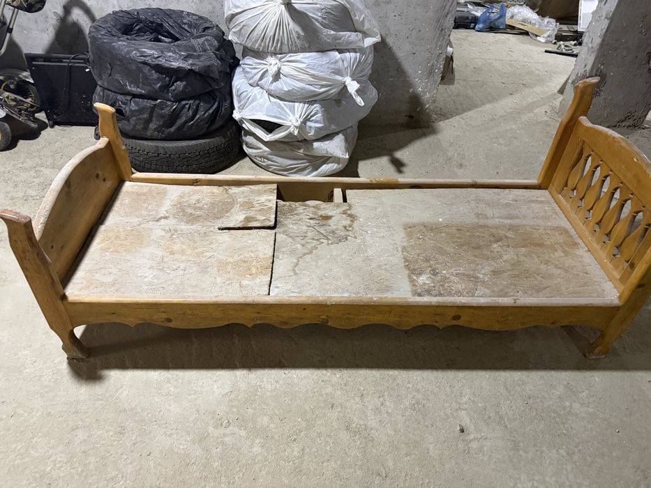 Деревянная кровать