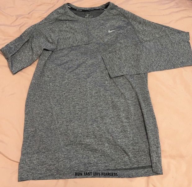 Продавам блуза на Nike подходяща за всякакъв вид спорт.