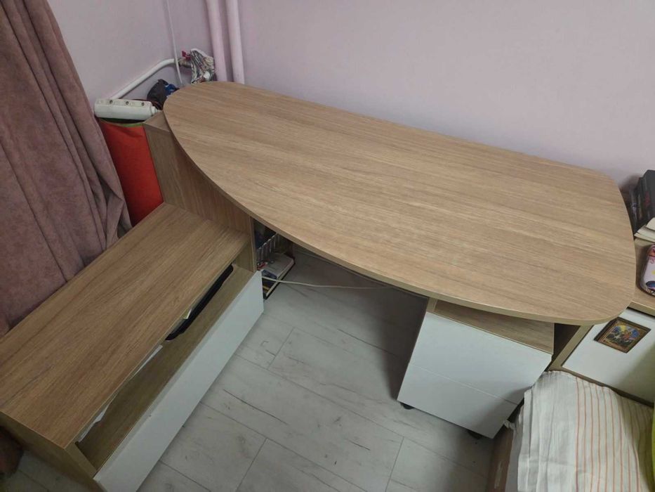 Продавам ученичиско бюро