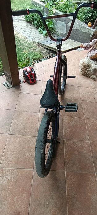 Bicicleta BMX, rosu cu albastru inchis