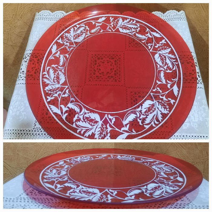 Большое ярко-рубиновое блюдо,  с узором в стиле Альпона, стекло с белы