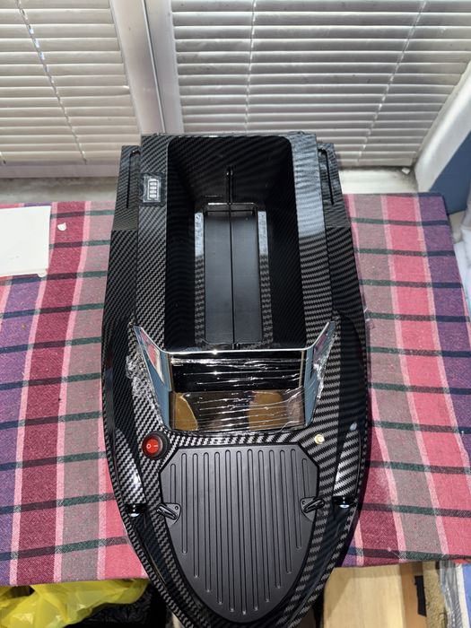 Лодка за захранка Flytec v080