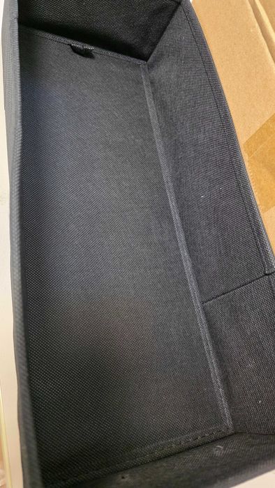 Comodă îngustă VASZOLA cu 4 sertare textile, roți, blat lemn – Negru