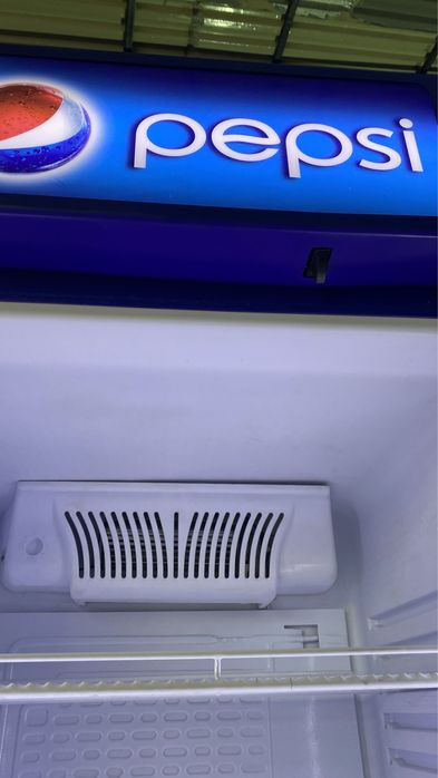 Vitrina frigorifica verticala pentru sucuri cu led