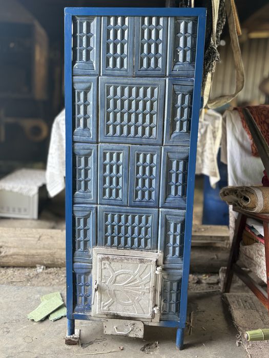 Sobă teracotă mobilă pe cadru metalic, model turn albastru. Stare excelentă