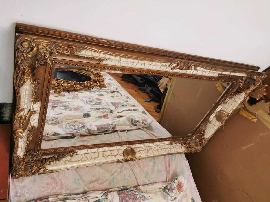 Oglinda vintage cu rama din lemn