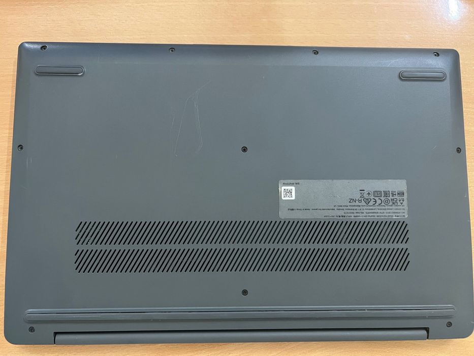 Noutbook lenovo holati yangidek