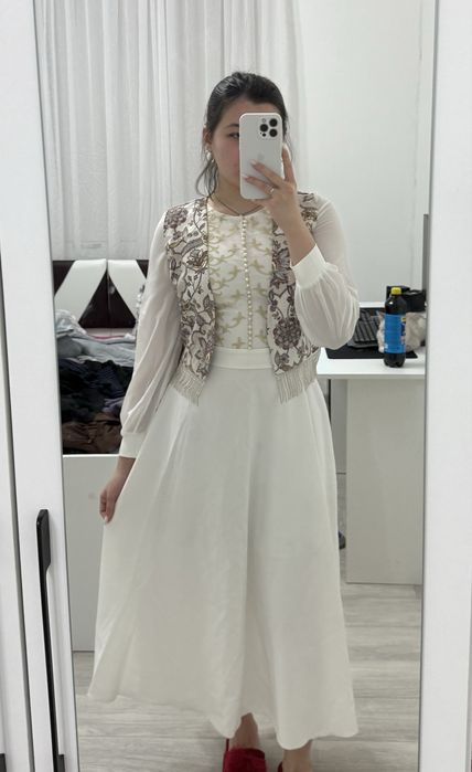 Белое платье с жилеткой