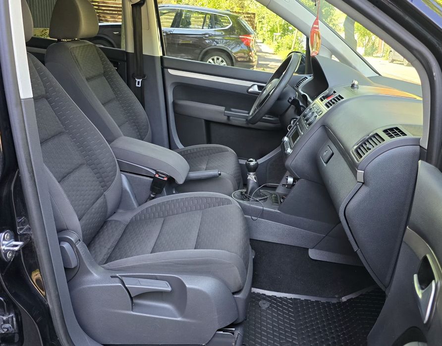 VW  Touran  1.9  TDi  2008  7 - Locurii