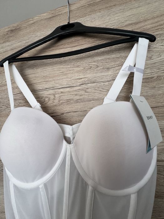 Страхотно бяло боди на DKNY