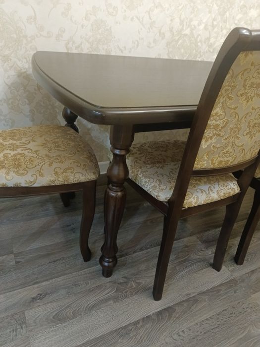 Продам кухонный стол из дерева.