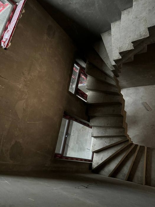 Toshmi postida 800 m kirganda 2.3 sotix 5 xona 80 % bitkan