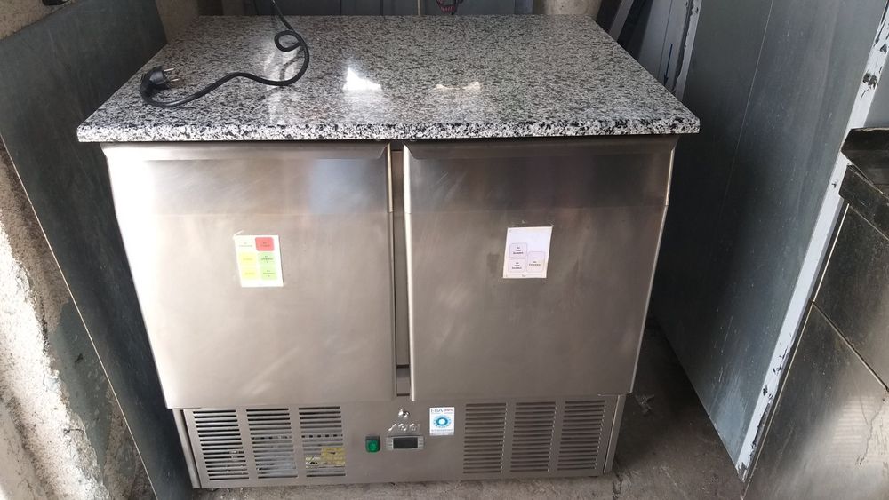 Иноксов хладилен шкаф с гранитен плот