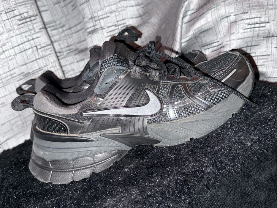 Продавам NIKE V2K RUN