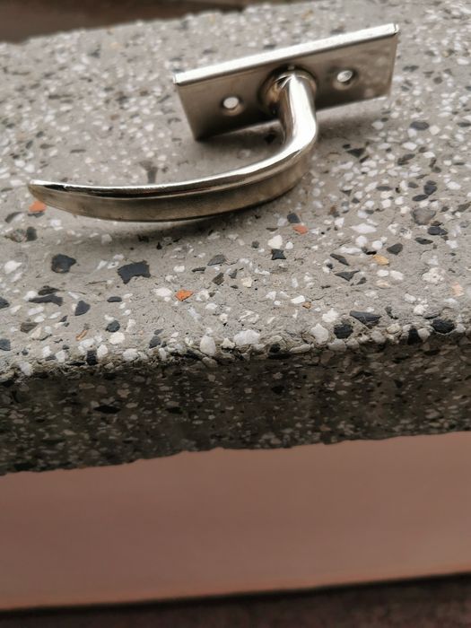 Метални дръжки за дървени врати и прозорци